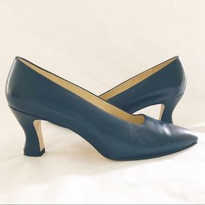 Vintage Nine West Navy Pumps